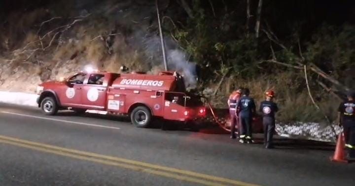 Atiende Bomberos de Acapulco incendio forestal cerca de la Escénica 