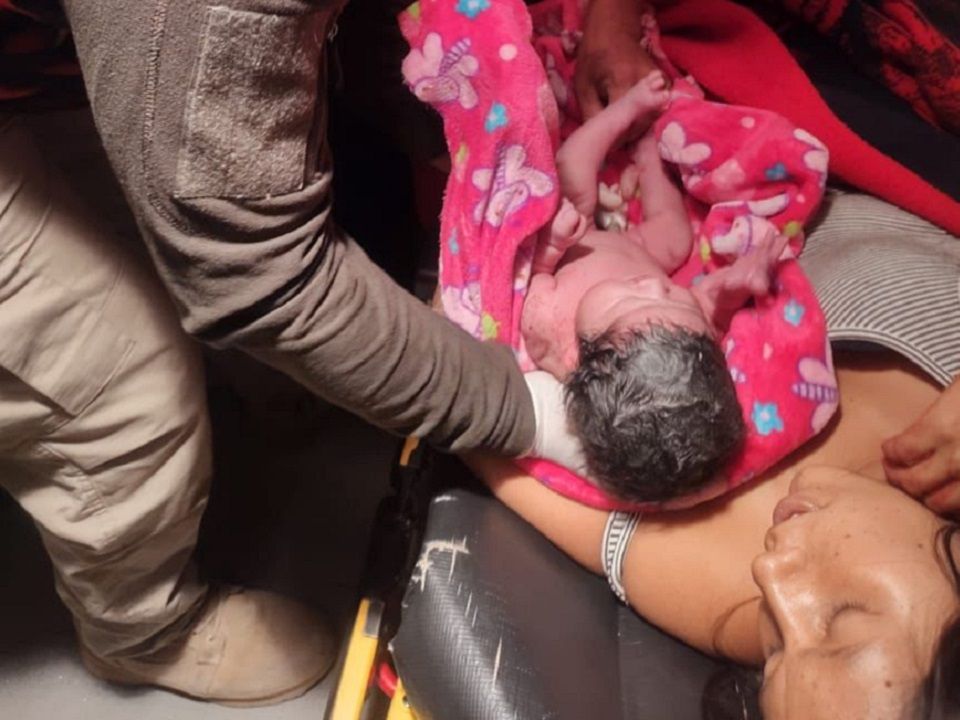 Ofrecen atención médica a madre por parto fortuito en su domicilio