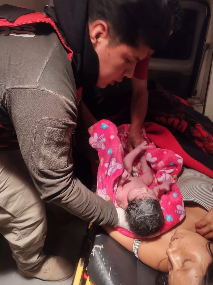 Atienden paramédicos y policías municipales a joven madre que da a luz en su casa 