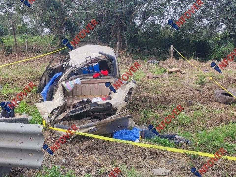 Dos muertos tras volcadura sobre la autopista a la Tinaja