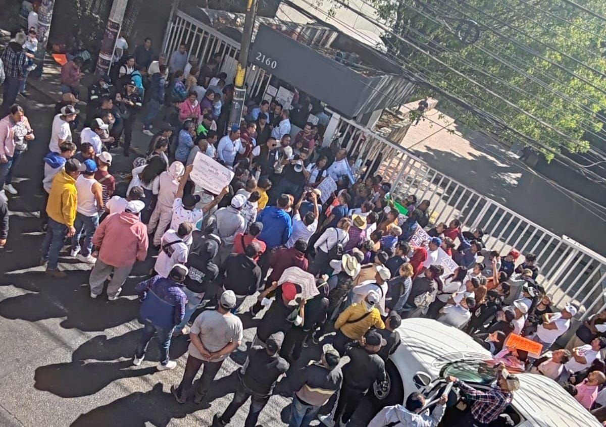 Vecinos denuncian que prevalecen corrupción y abusos en corralones del Edomex; se manifestaron más 200 vecinos de Ecatepec, en la Secretaría de Movilidad de Tlanepantla 