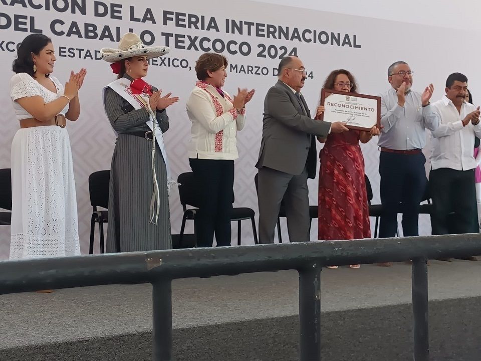 Delfina Gómez entrega galardón al patronato de la Feria del Caballo