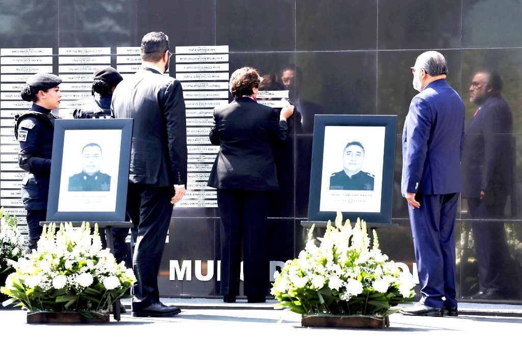 Gobierno del Estado de México rinde homenaje a policías caídos en cumplimiento de su deber