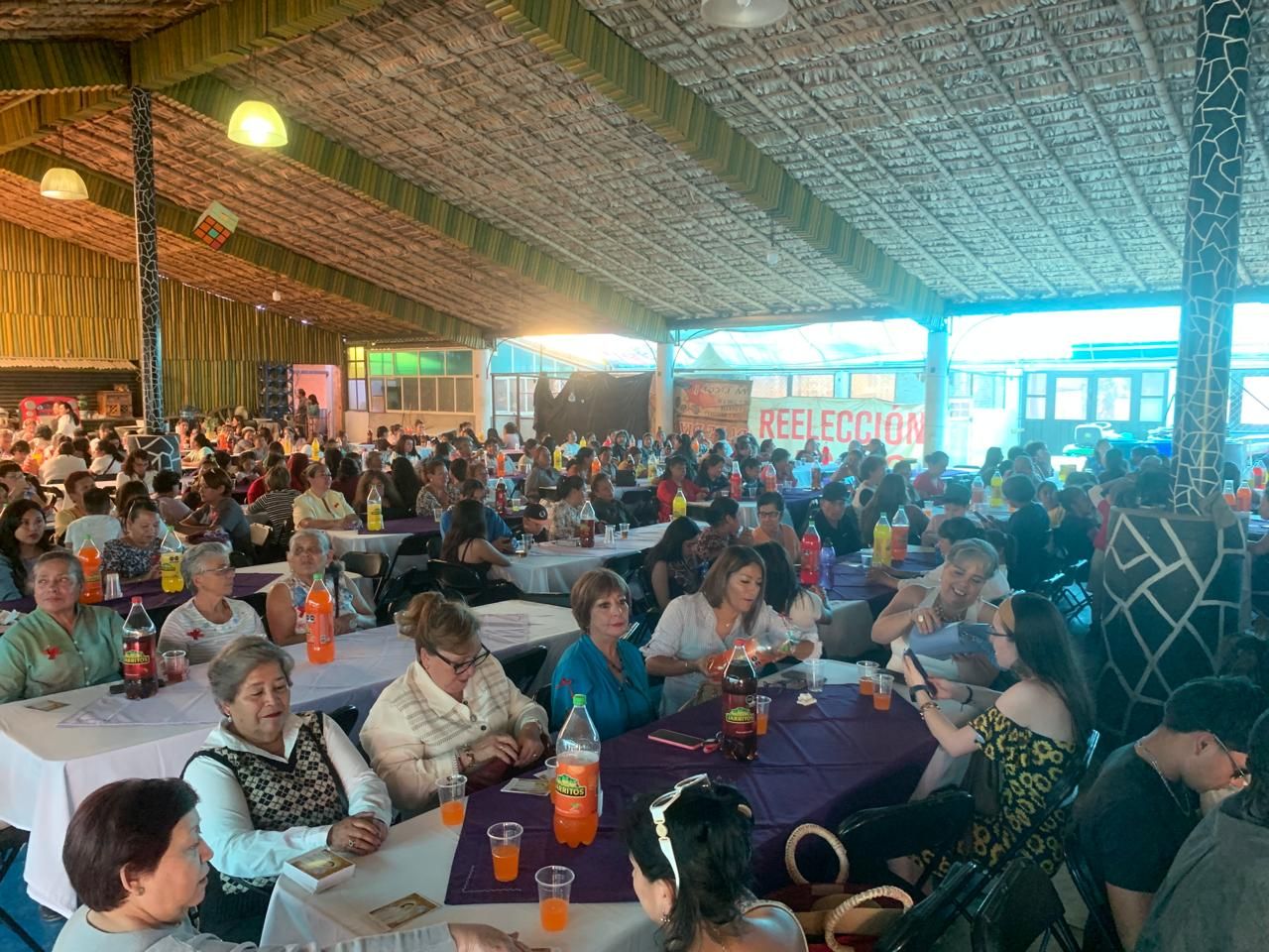 Festeja Pedro Ordóñez a mujeres de su asociación ’haciendo fuerte a Texcoco’
