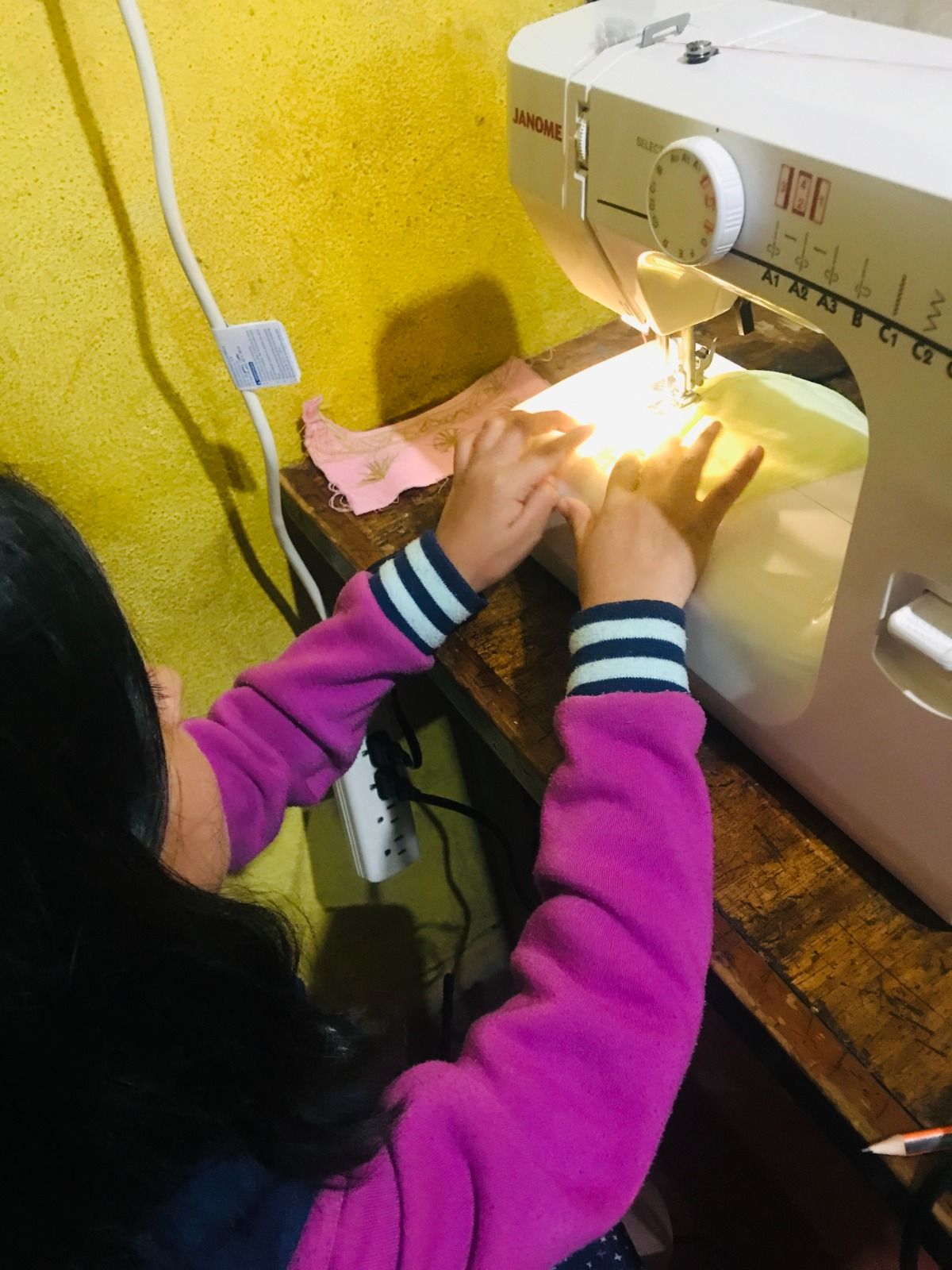 A través del bordado, el Semillero Creativo de Textiles en Tlahuitoltepec plasma la identidad de su localidad