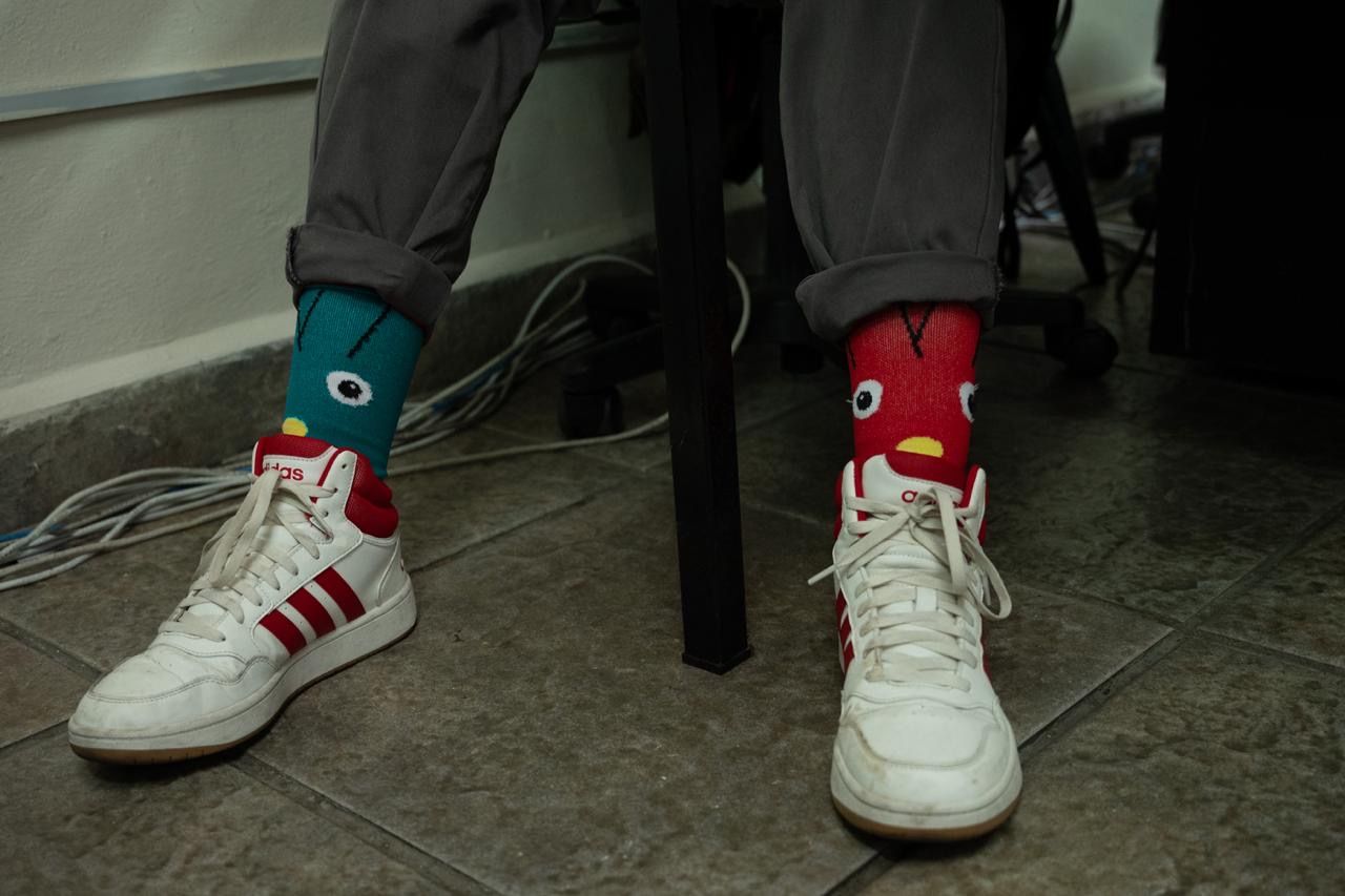 Se conmemoro el Día Mundial Del Síndrome de Down utilizando calcetines de colores disparejos