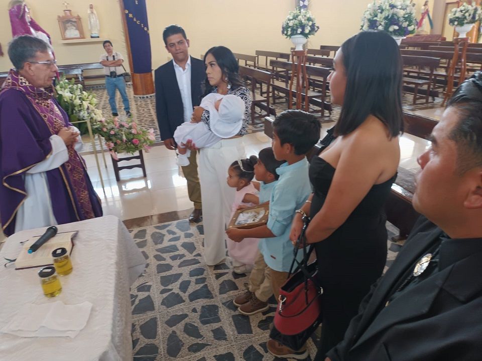 Párroco de San Felipe Texcoco bautizó a ’Román Francisco’