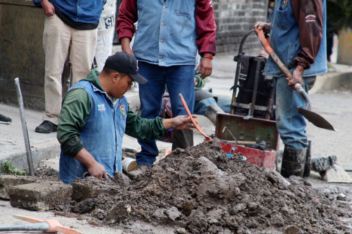 Gobierno de Ecatepec trabaja en la reparación de tubería fracturada para restablecer suministro de agua potable