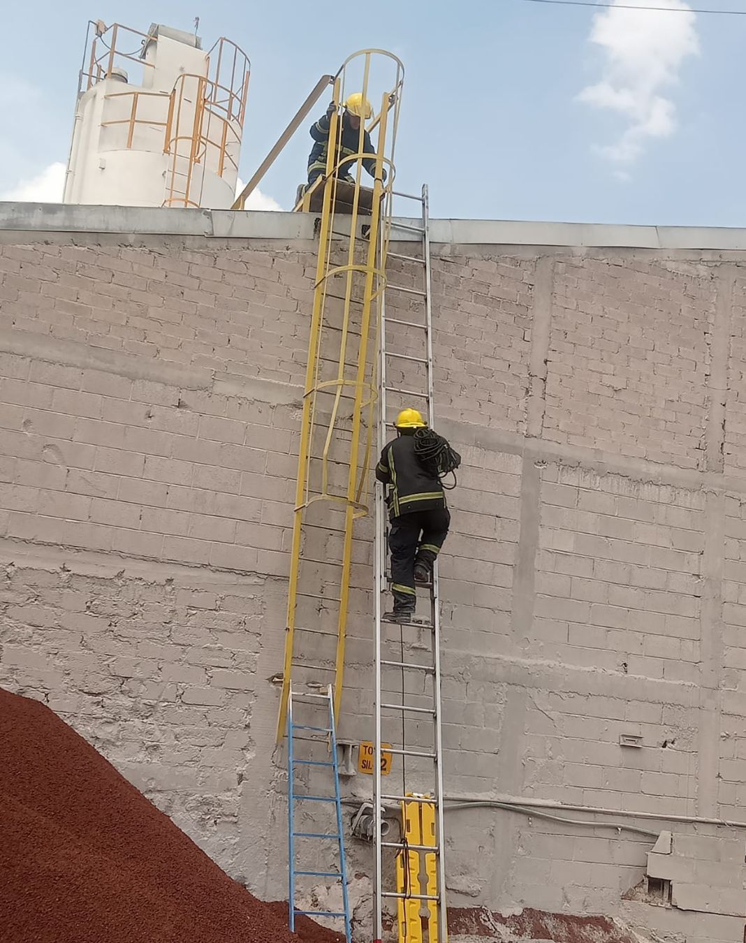 Bomberos brindan auxilio a persona lesionada por descarga eléctrica