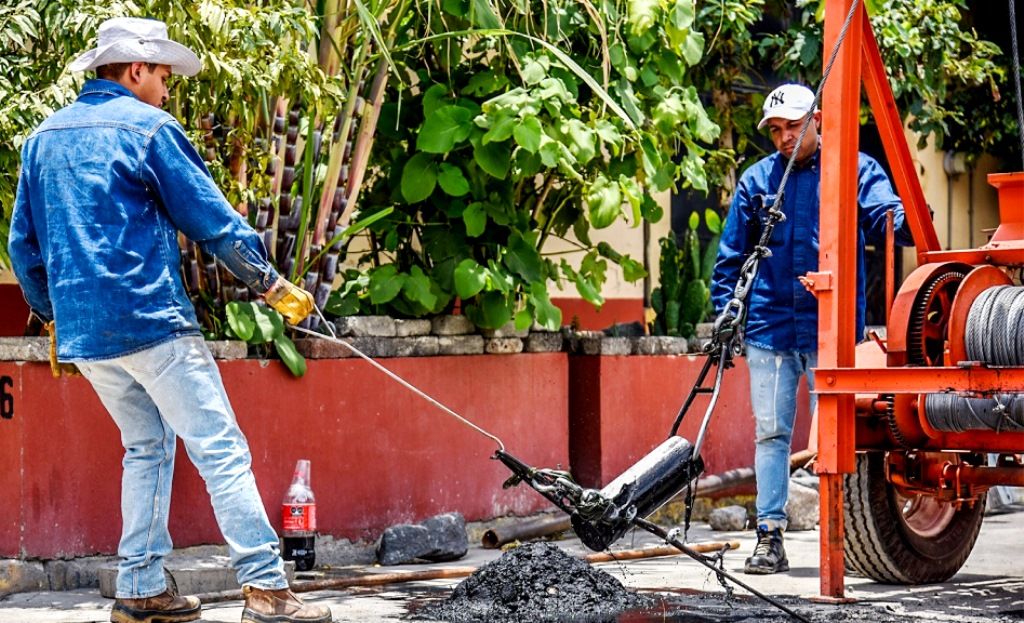 El Gobierno del EdoMéx retira obstrucción en drenaje de Nezahualcóyotl para prevenir inundaciones