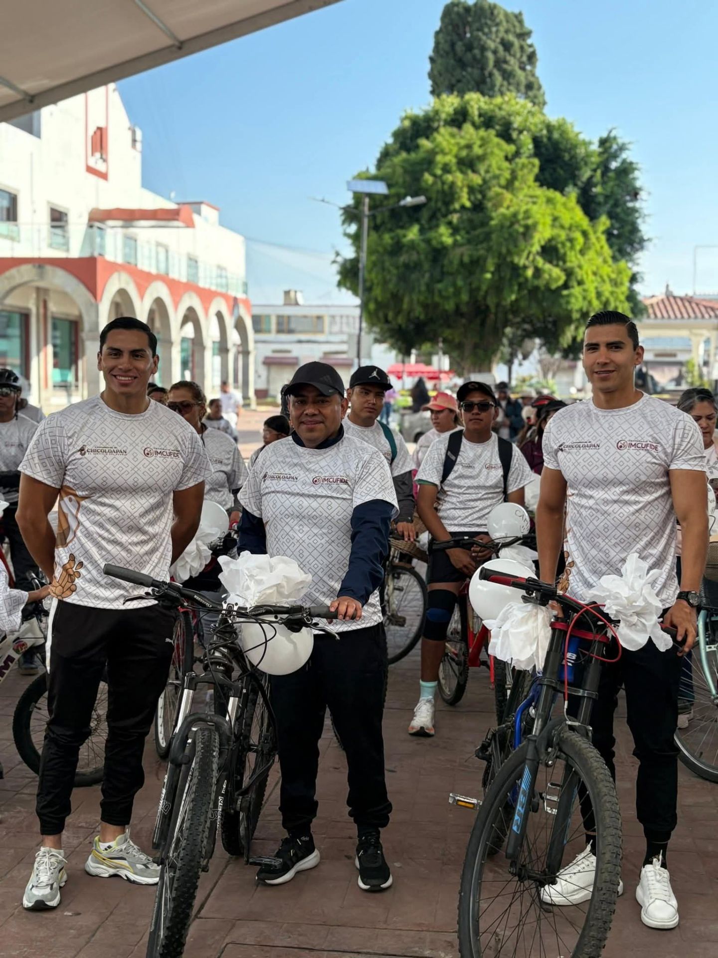 El alcalde Francisco Javier Mendoza da el banderazo de salida a la ’Rodada Nacional por La Paz’; con una gran participación de jóvenes Chicoloapenses