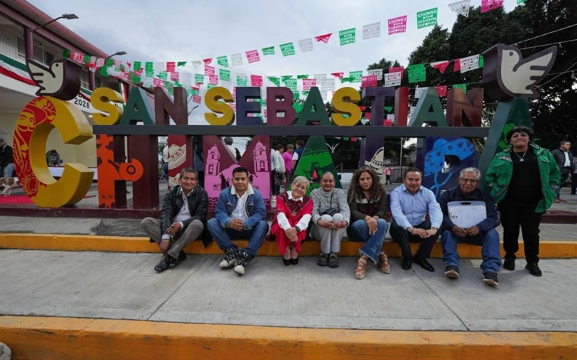 La Presidenta Municipal de La Paz Entrega Obra
Nueva de Plaza Cívica de San Sebastián Chimalpa