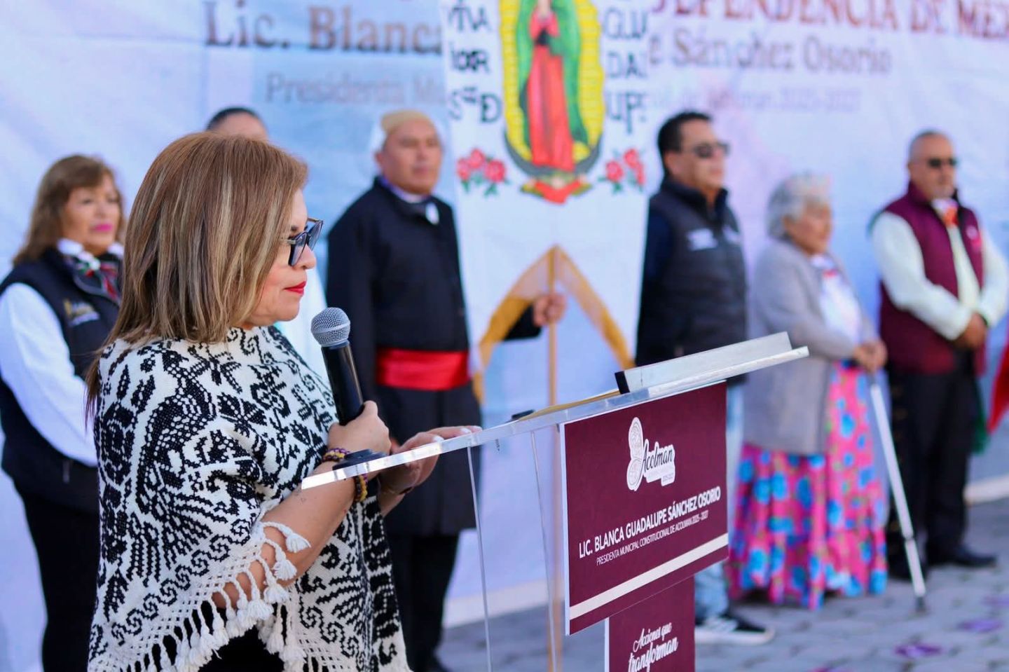 Blanca Osorio,  entrega patrullas en Acolman en el marco del desfile conmemorarivo a la lucha de  independencia