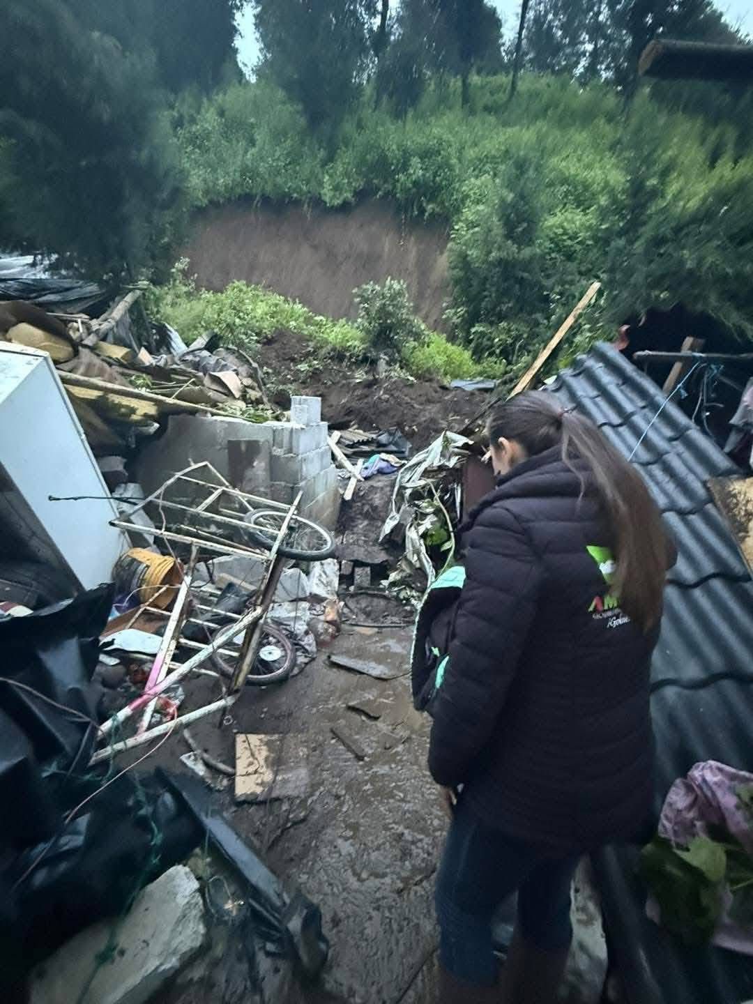 PC y Policía Brindan Apoyo y Auxilio Ante Desgaje
de Cerro en Santiago Cuauhtenco, Amecameca