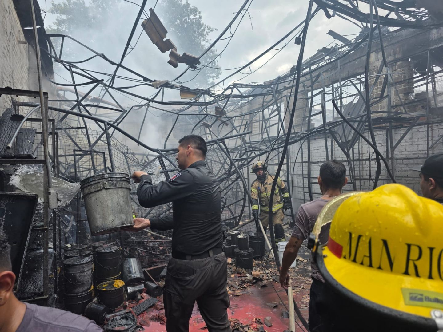 El heroico cuerpo de Bomberos de La Paz sofoca incendio en fabrica de pinturas