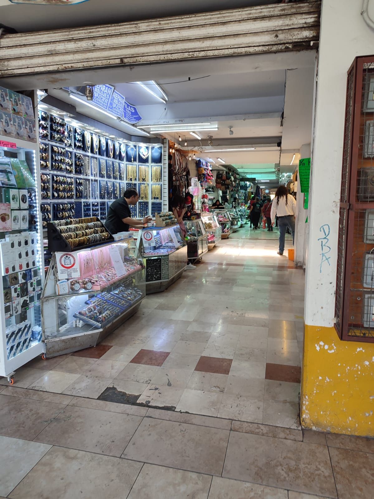 Retiran Islas de Comercio Irregular en Pasaje Independencia del Mercado San Antonio 