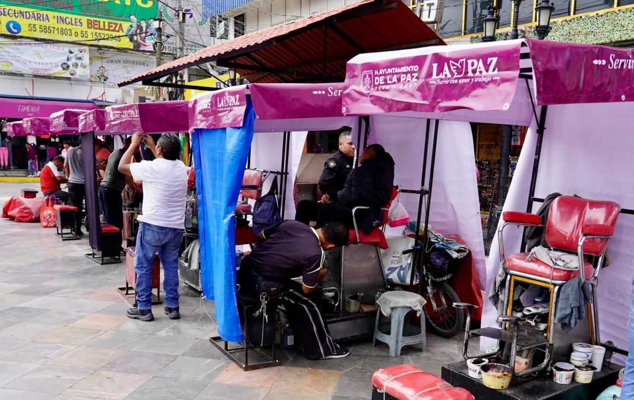 El Ayuntamiento de La Paz apoya a boleros con lonas para revestir sus sillas de trabajo 