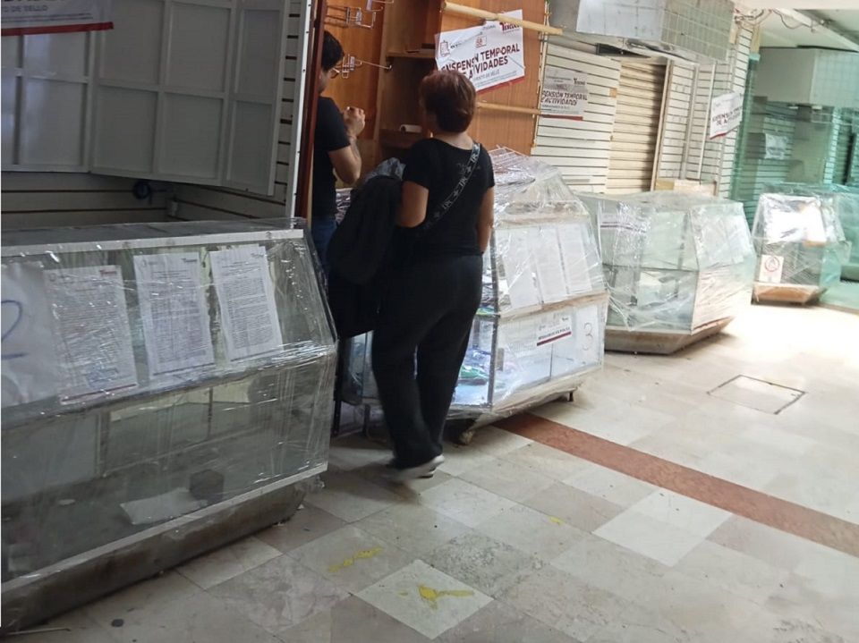 Autoridades retiran vitrinas comerciales en pasaje independencia del mercado