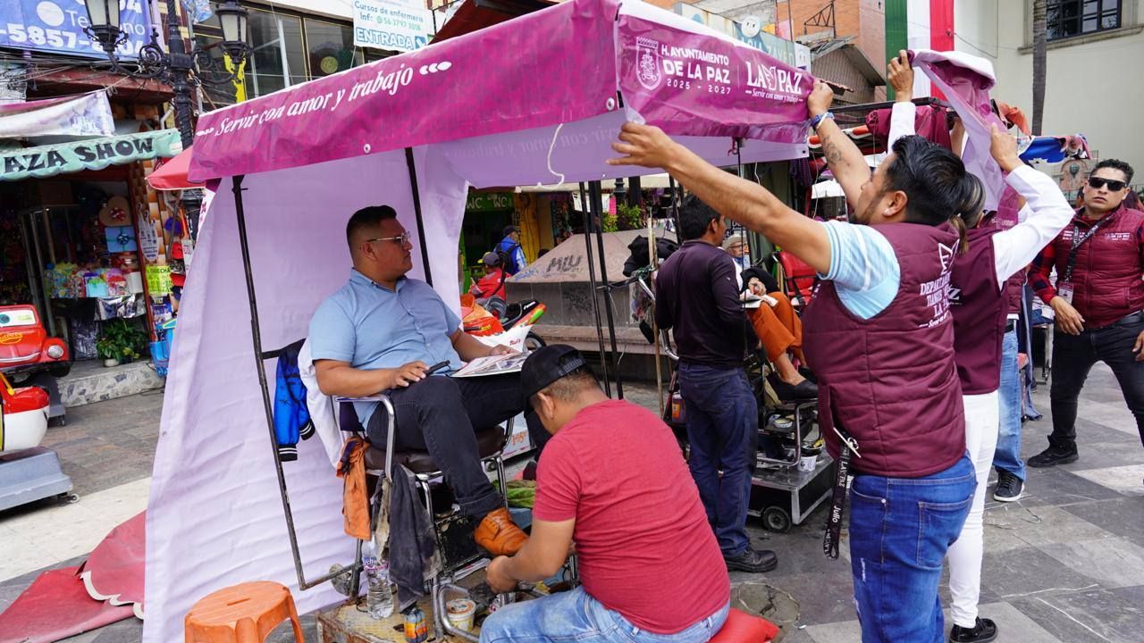 El Gobierno de La Paz, Entrega
Apoyos a Boleros de la Localidad