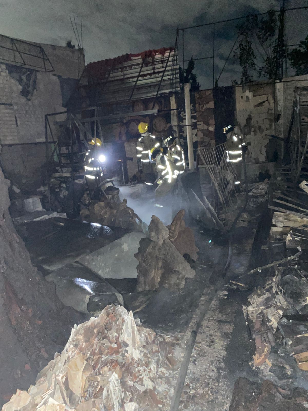 BOMBEROS DE CHIMALHUACÁN SOFOCAN INCENDIO EN LOCAL COMERCIAL DE ARTESANÍAS Y RESCATAN OCHO TORTUGAS