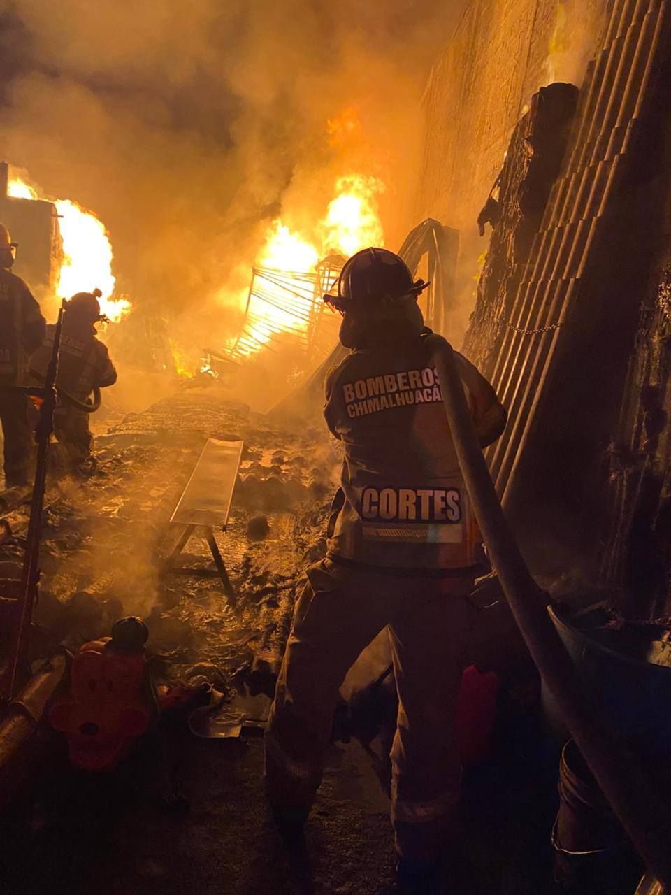 Bomberos de Chimalhuacán Sofocan Incendio en Local
Comercial de Artesanías y Rescatan Ocho Tortugas