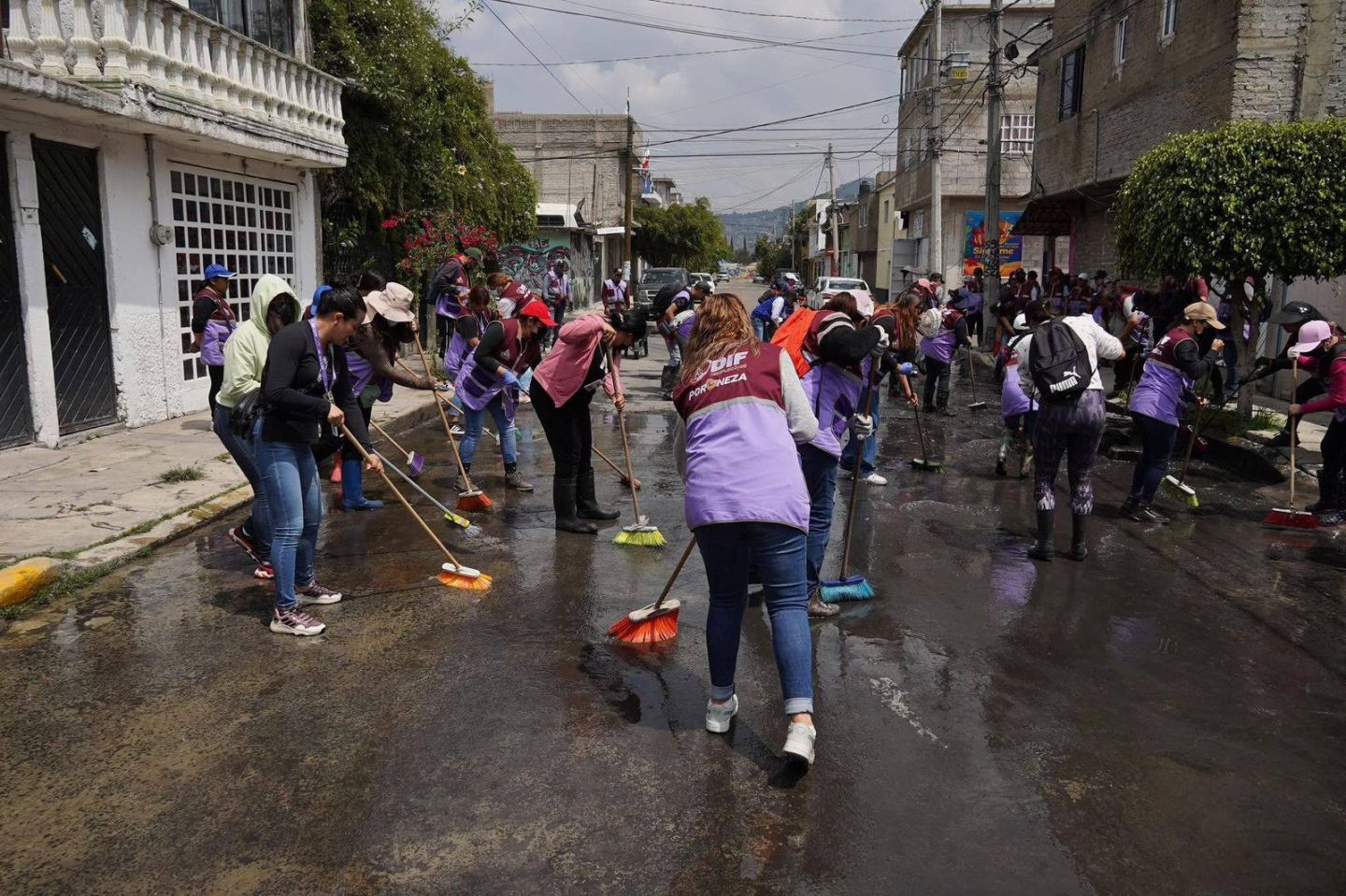 Servidores Públicos de Neza se Unen Para Apoyar
a Colonias Inundadas por las Fuertes Lluvias