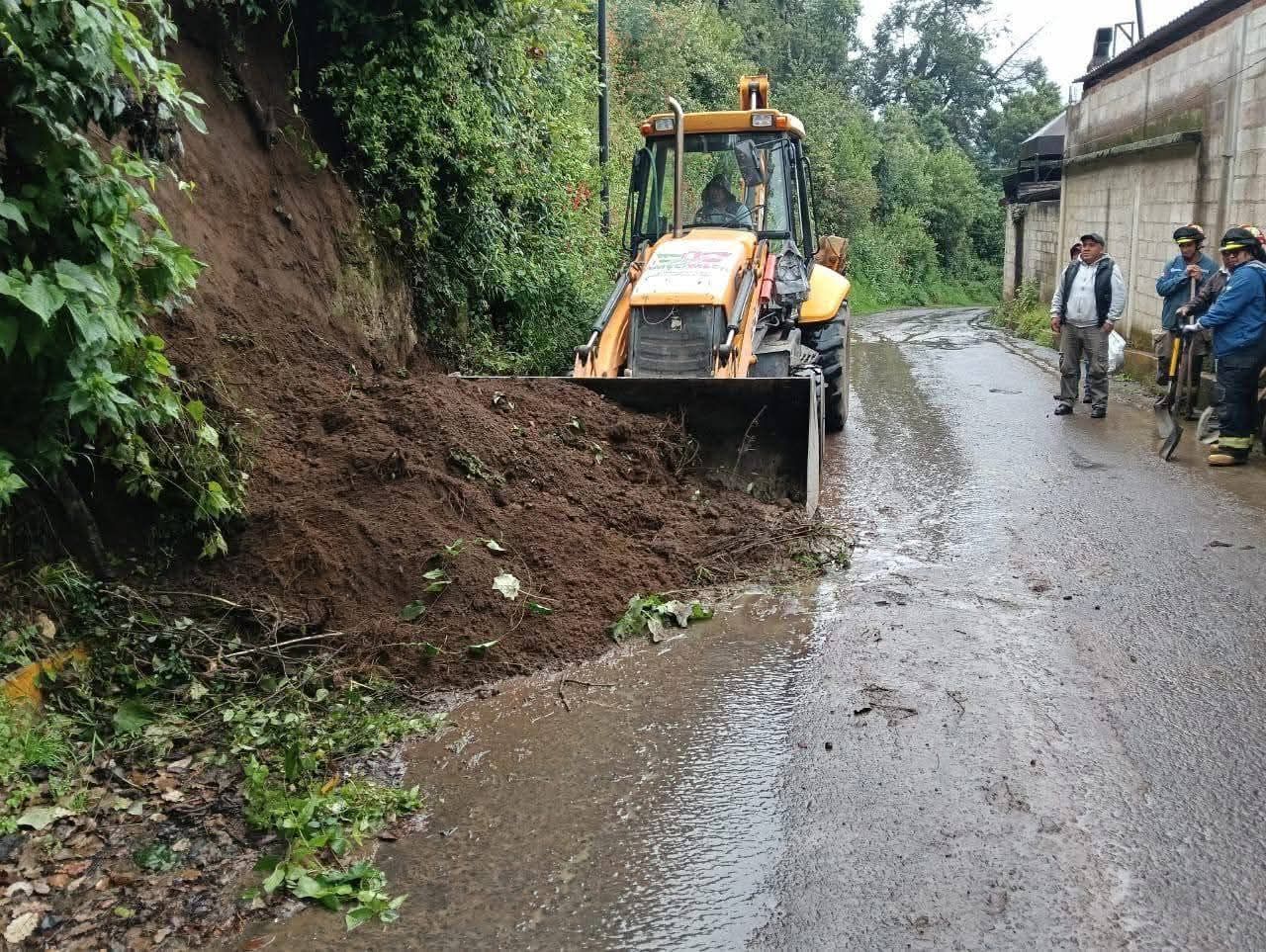 Integrantes Brigada Liberadora de Calles y Caminos ante Fuertes Lluvias en Amecameca 