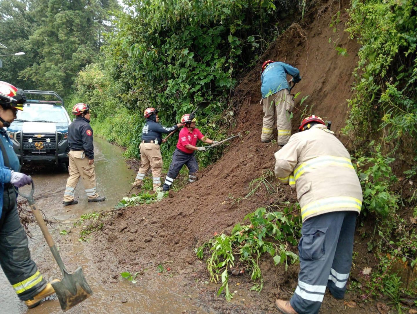 Integran Brigada Liberadora de Calles y
Caminos Ante Fuertes Lluvias en Amecameca