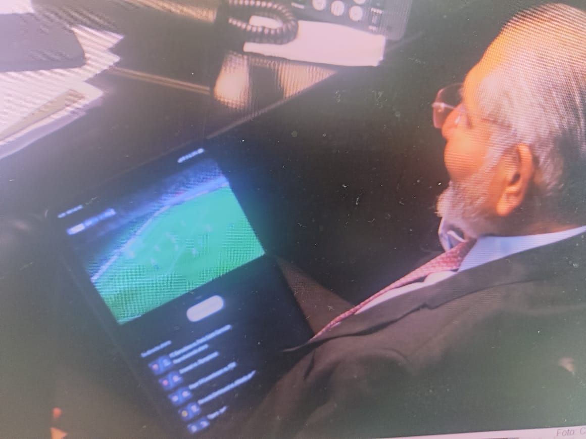 Captan a Adán Augusto viendo el partido de Barça vs PSG durante 