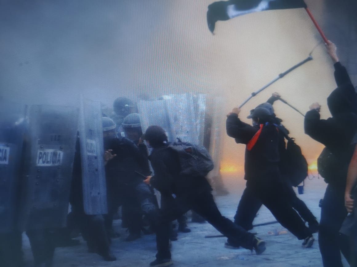 Marcha por 2 de Octubre deja fuertes enfrentamientos en el Zócalo