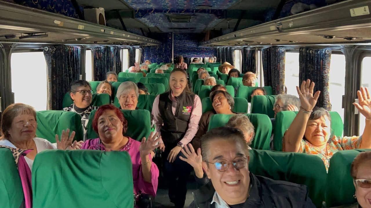 Alcaldesa Dra. Ivette Topete Consintió a 150
Adultos Mayores con Viaje Recreativo a Cuautla.