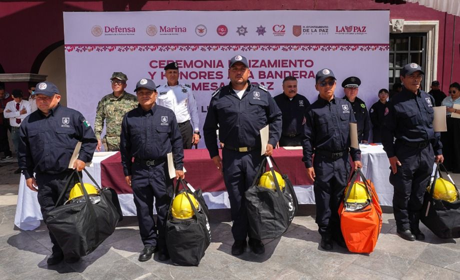 PRESIDENTA DE LA PAZ ENTREGA EQUIPO TÁCTICO, RECONOCIMIENTOS Y TOMA PROTESTA A FUERZAS DE SEGURIDAD