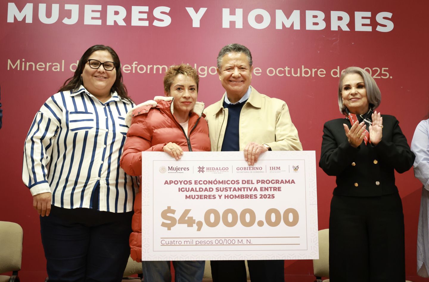 Julio Menchaca respalda a más de 2 mil mujeres con apoyos directos