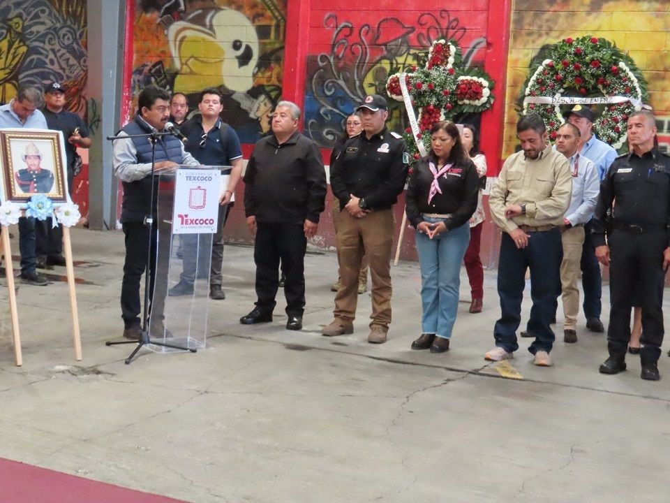 Despiden con homenaje y guardia de honor a bombero fallecido de Texcoco
