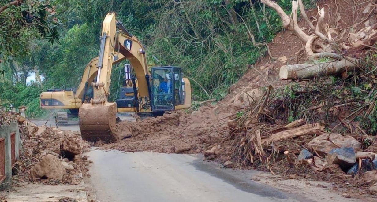 Realizan labores de limpieza de viviendas y desalojo de derrumbes en localidades afectadas
