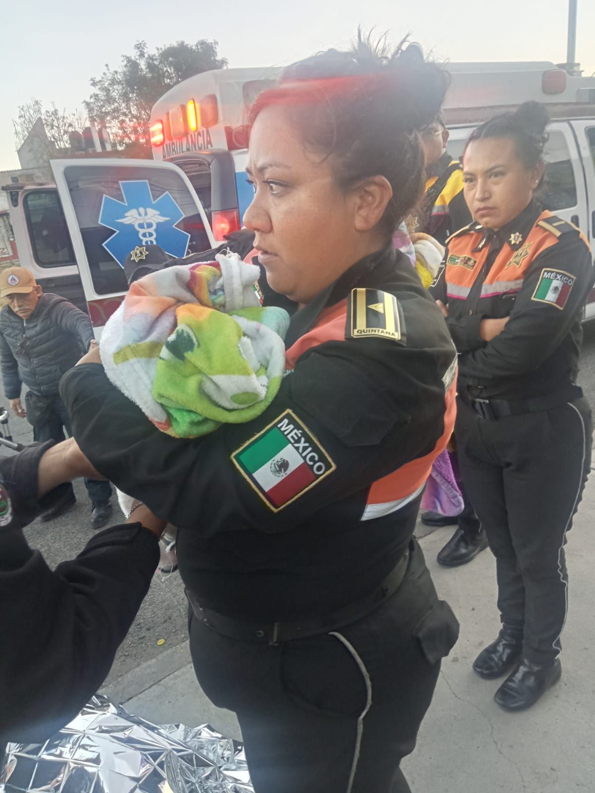 Policías de Chimalhuacán asisten parto en vía pública; bebé varón y madre