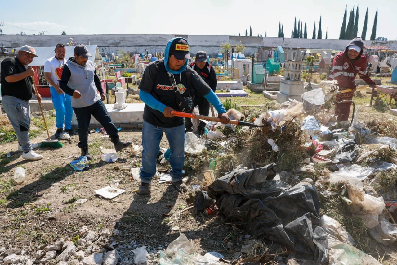 Previo al Día de Muertos gobierno de Chimalhuacán  limpia los panteones