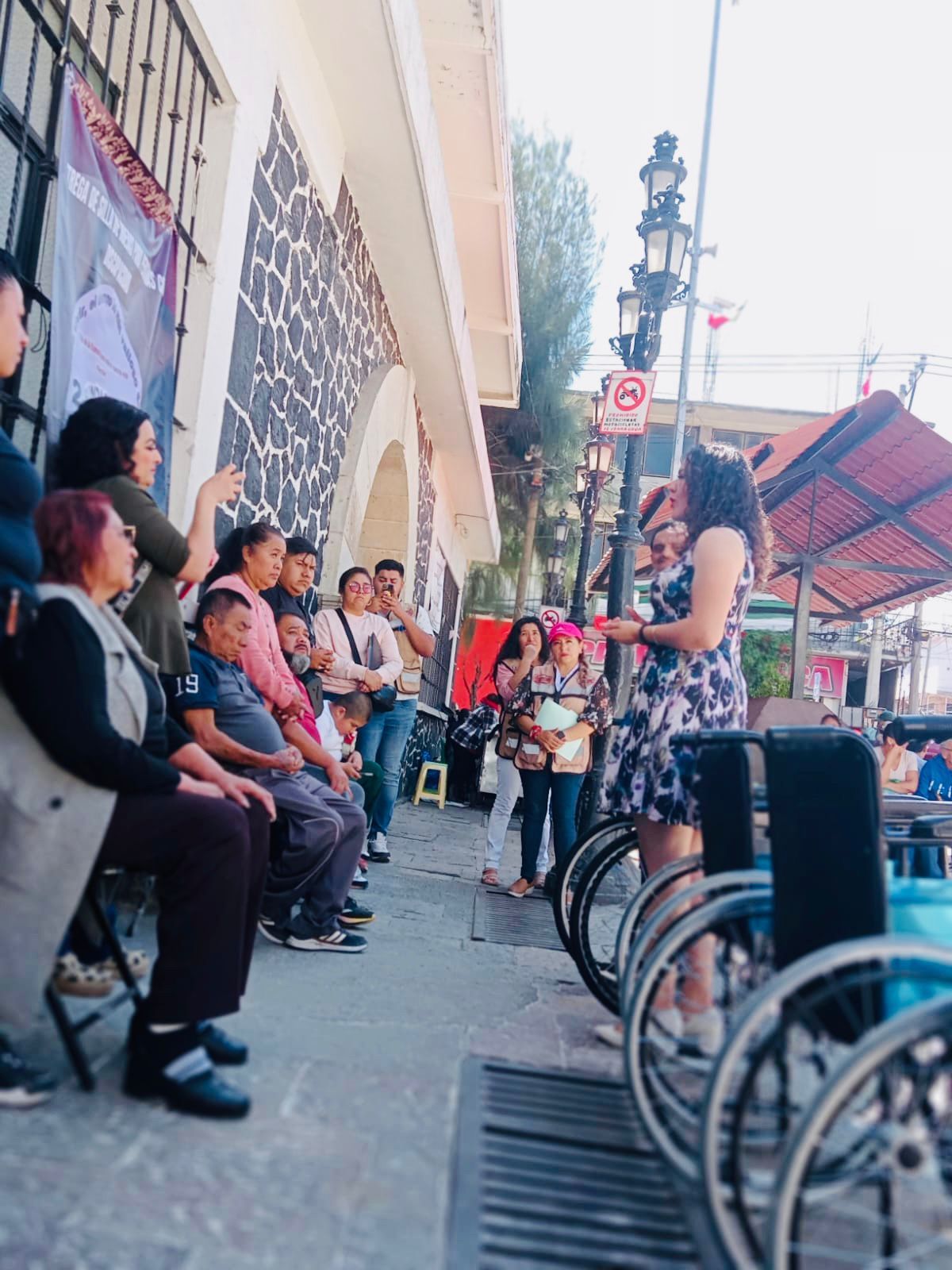 En La Paz, la regidora Maleni Mondragón entergó sillas de ruedas...