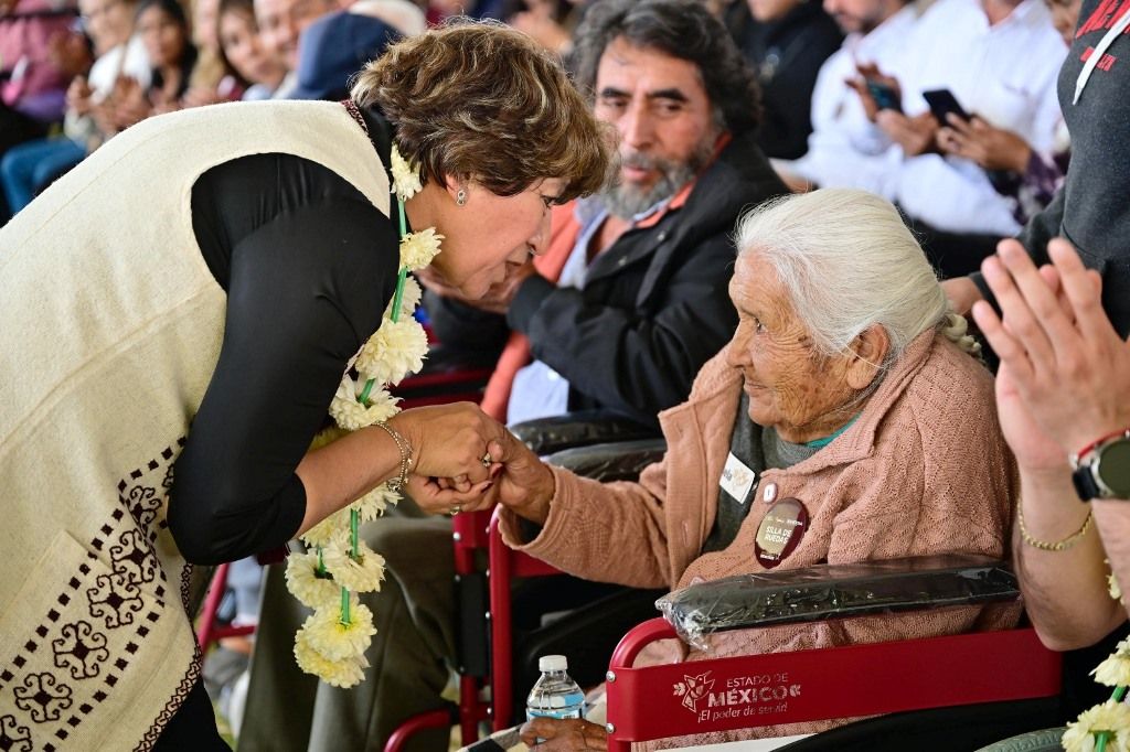 La Gobernadora Delfina Gómez entrega apoyo económico y despensas a más de tres mil mujeres del EdoMéx