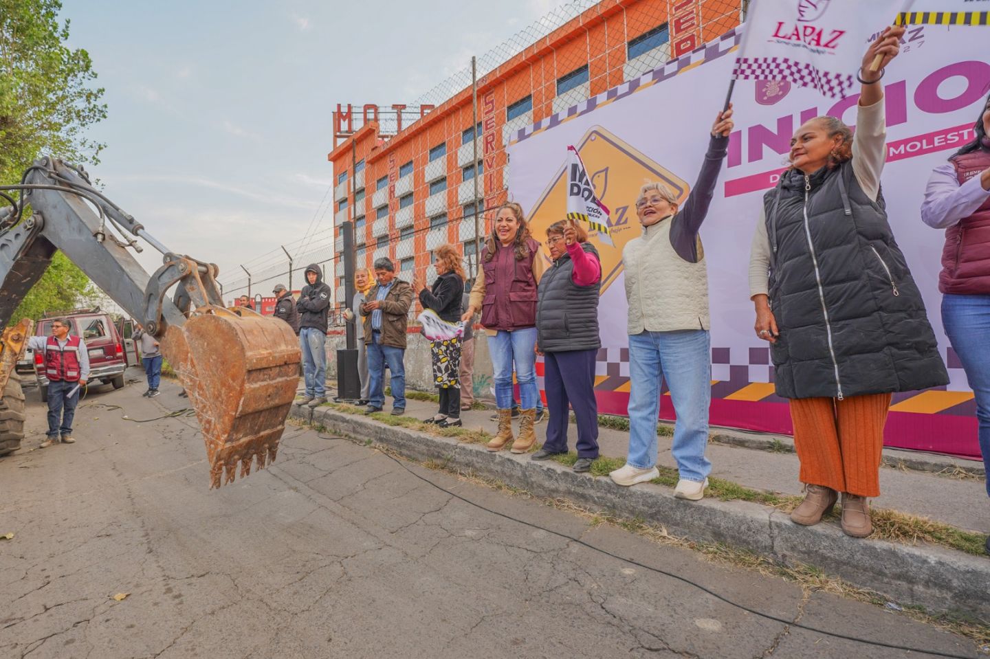 GOBIERNO MUNICIPAL APLICA CONCRETO HIDRÁULICO EN CALLES CERCANAS AL METRO DE LA PAZ