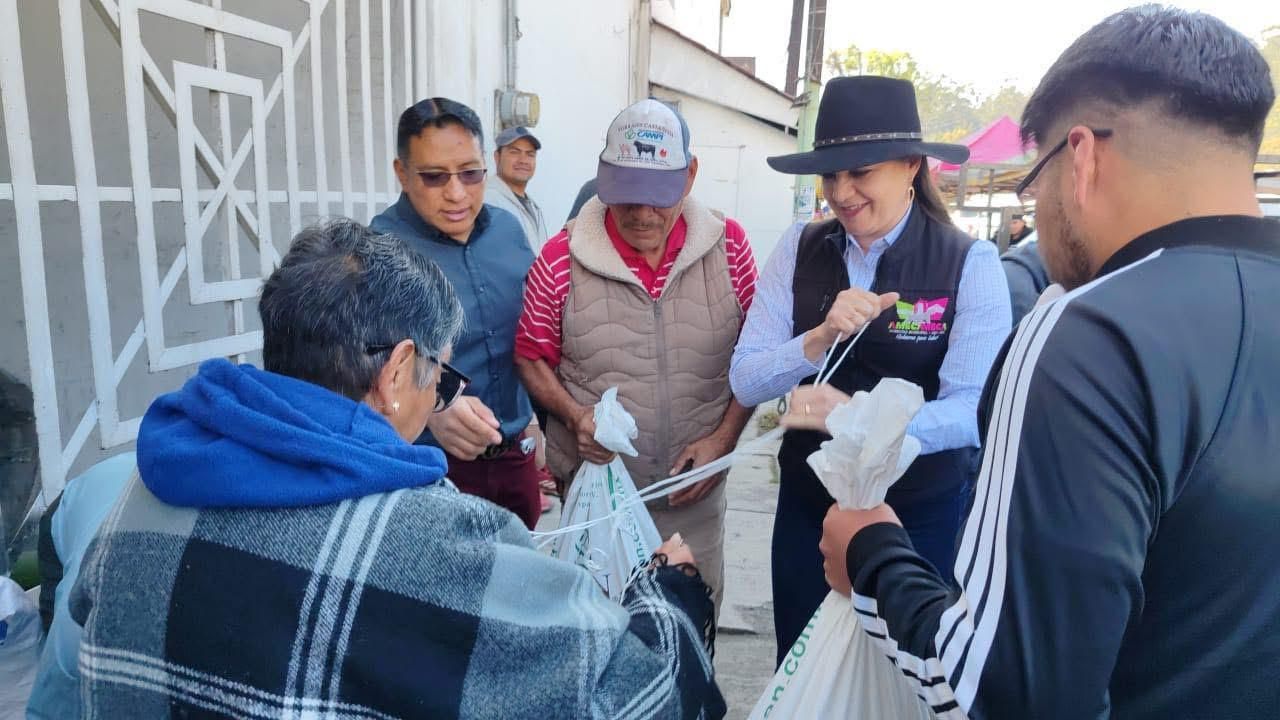 ¡Resultados Para Todos! Alcaldesa Dra. Ivette Topete Entrega Paquetes de Autosuficiencia en Amecameca 
