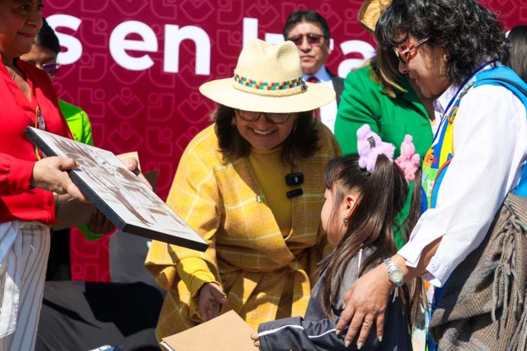 Aleida Alavez entrega obras a escuelas del Programa de la A á La Z