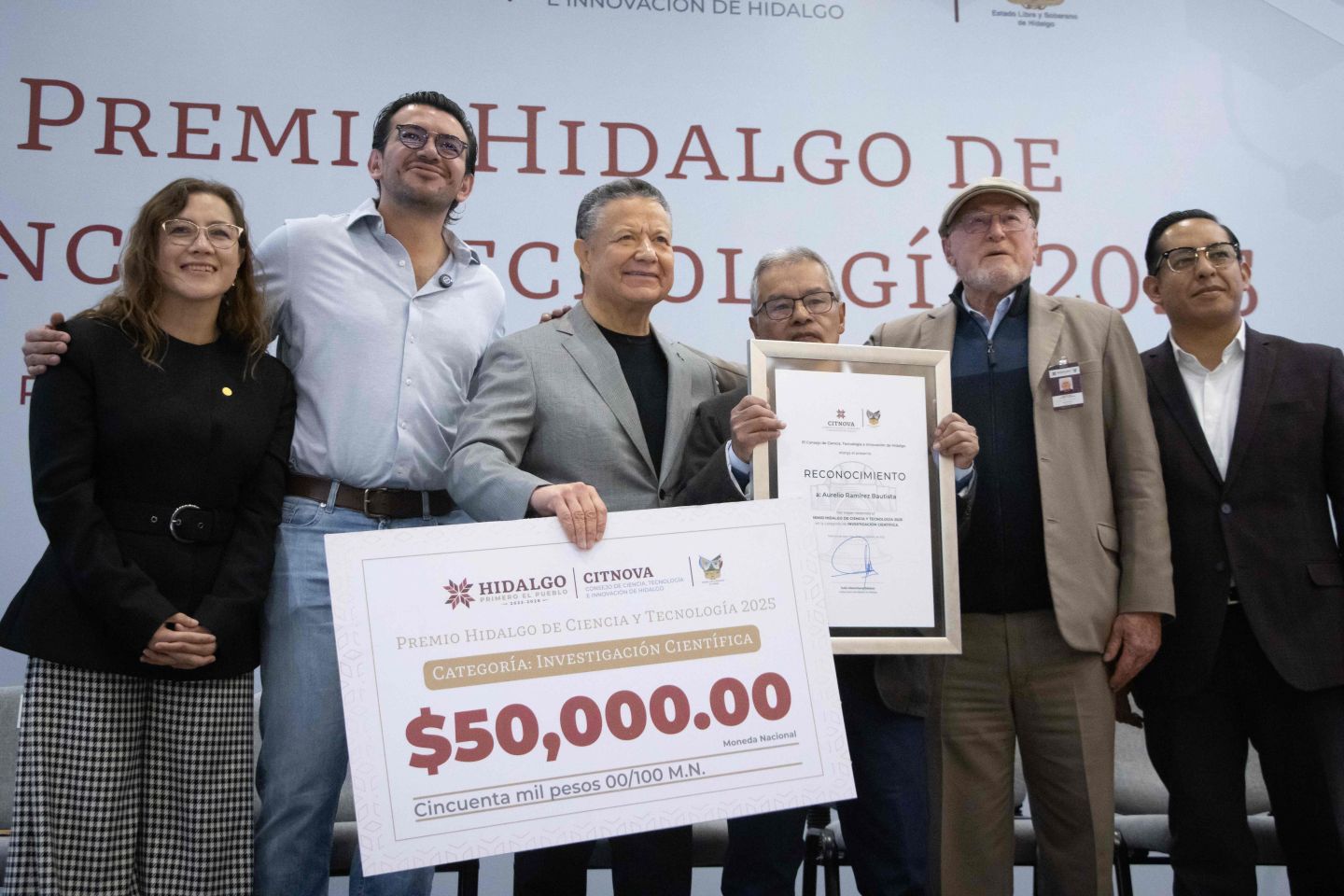 Julio Menchaca entrega Premio Hidalgo de Ciencia y Tecnología 2025