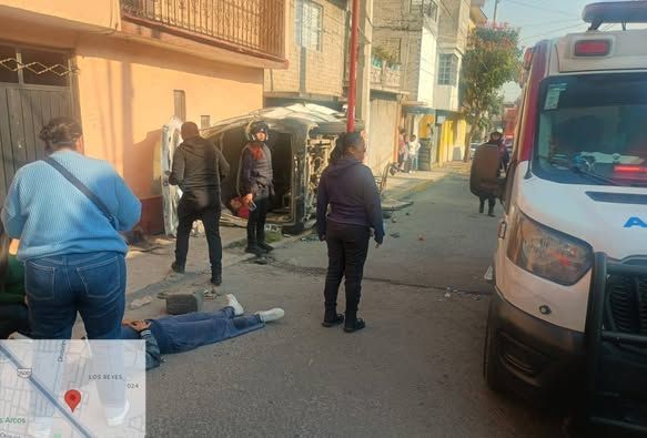 Protección Civil y Rescate Municipal de La Paz Atienden Volcadura de Transporte Público