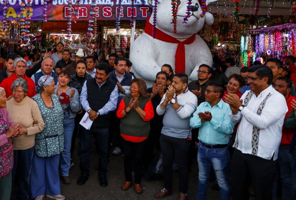 Autoridad inaugura en Plaza de las Tradiciones ahora navideñas en Texcoco