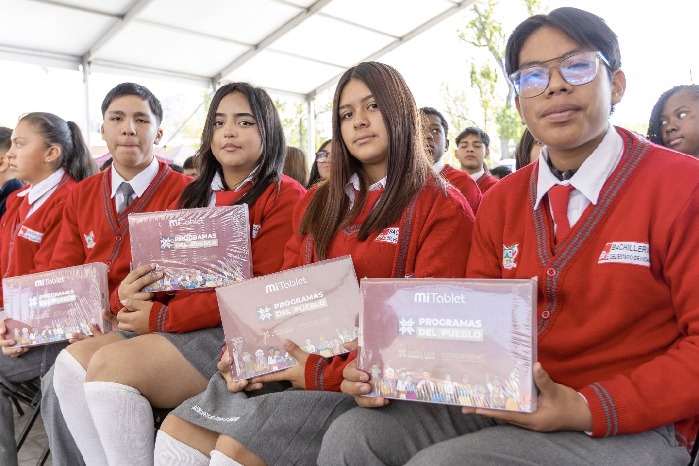 Julio Menchaca entrega 10 mil tabletas a estudiantes de nivel medio superior
