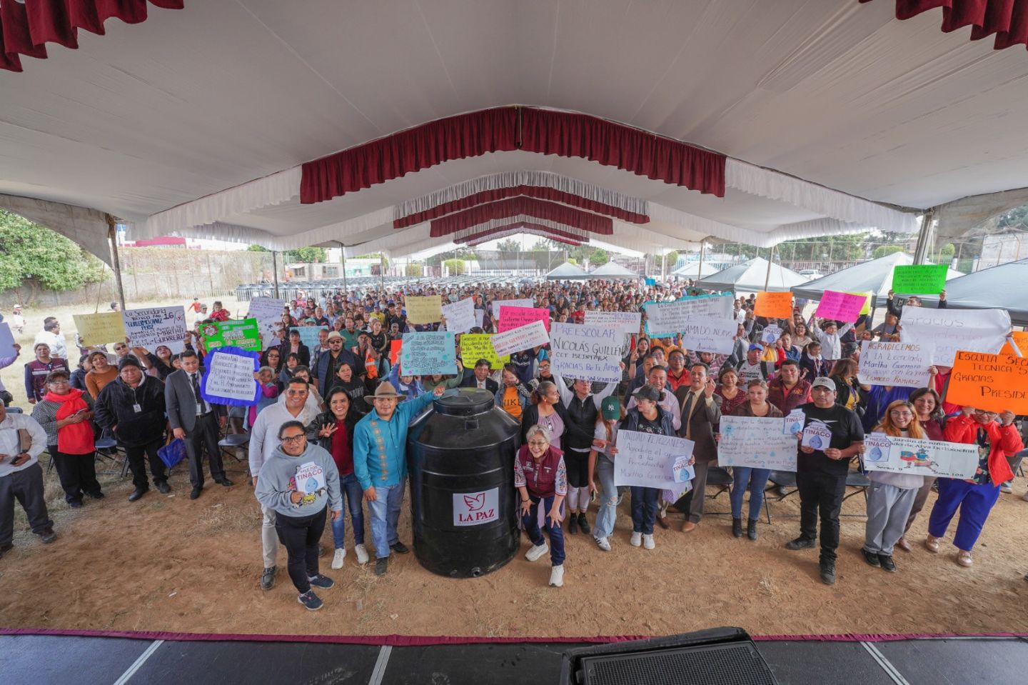 La alcaldesa de La Paz, Martha Guerrero concluye la entrega de 2000 tinacos