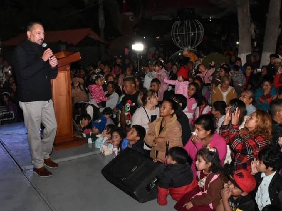 Preside Mario Paredes encendido del árbol navideño en Teotihuacán