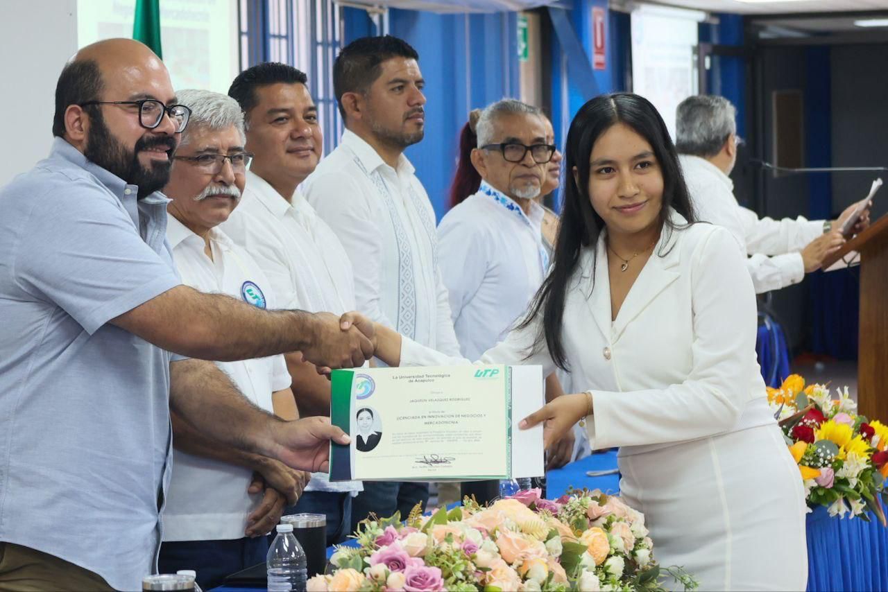 En representación de la gobernadora Evelyn Salgado, asiste Ricardo Salinas, a clausura de generación de la UT, de Acapulco