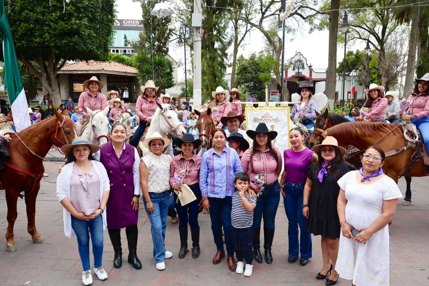 CON CARRERA Y CABALGATA CONMEMORAN DÍA INTERNACIONAL DE LA MUJER EN CHIMALHUACÁN
